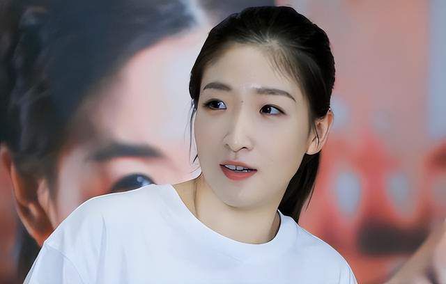 美女露出隐私部位